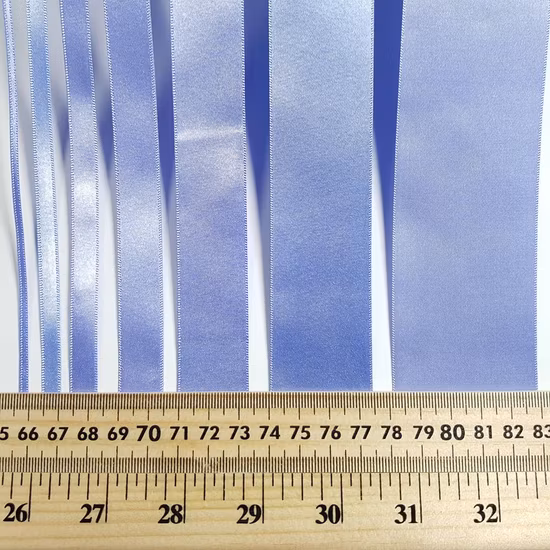 Venta al por mayor de alta calidad, color sólido, precio de fábrica, accesorio de regalo, logotipo de marca personalizado, 100% poliéster, cinta de satén roja, oro blanco